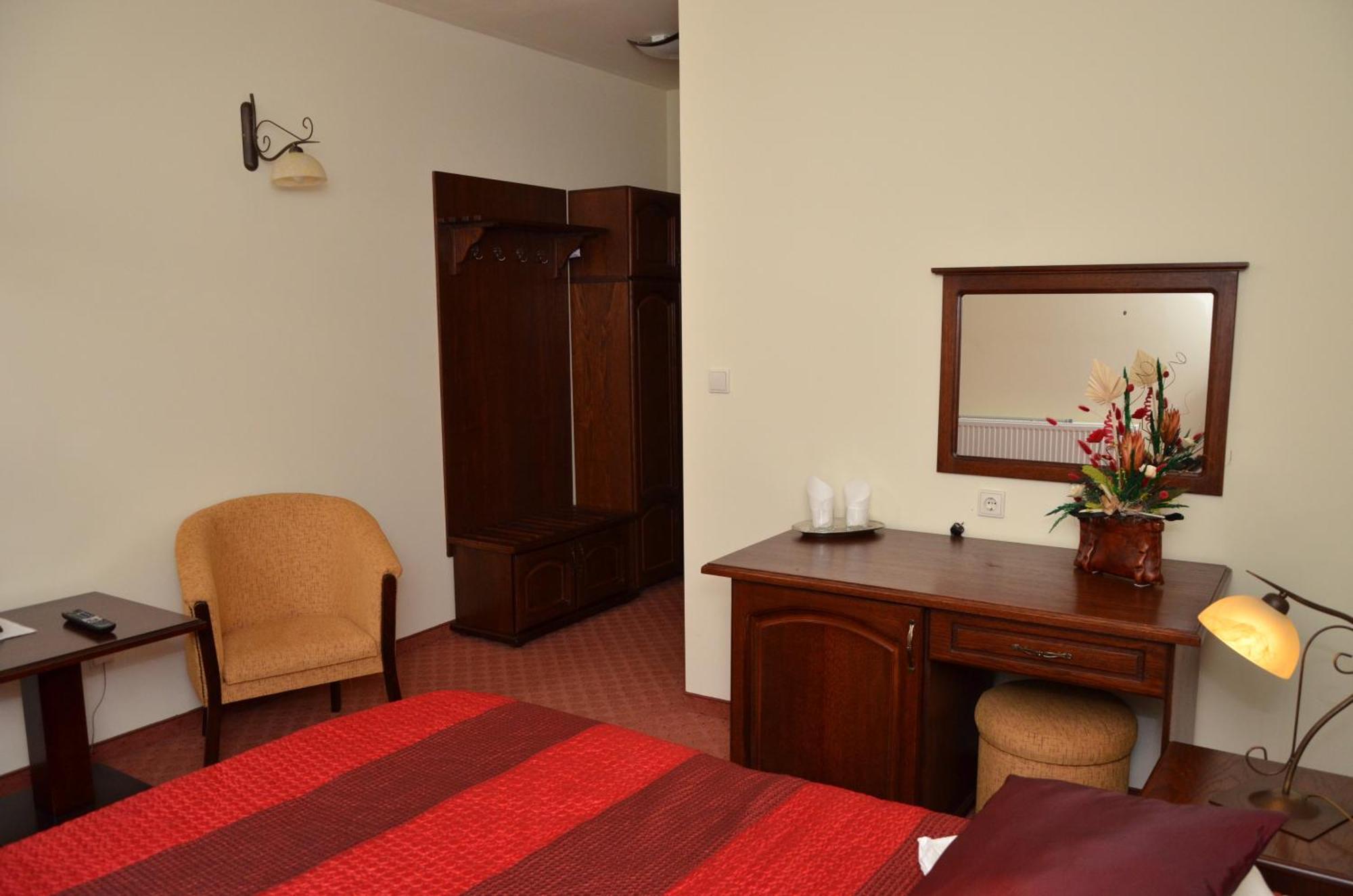 Hotel Restaurant La Conac Botiz المظهر الخارجي الصورة