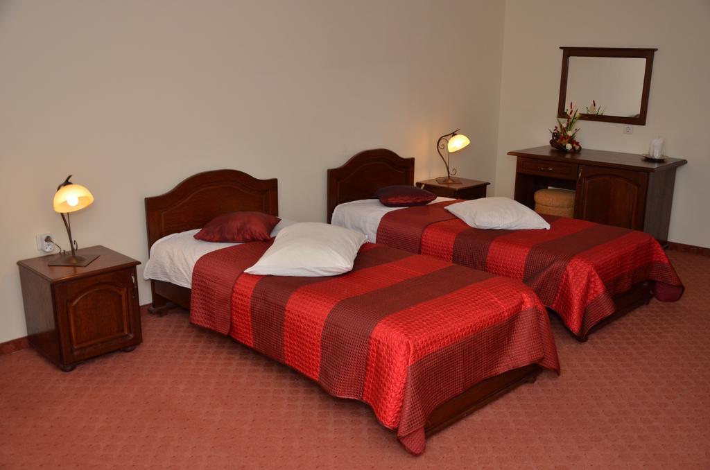 Hotel Restaurant La Conac Botiz الغرفة الصورة