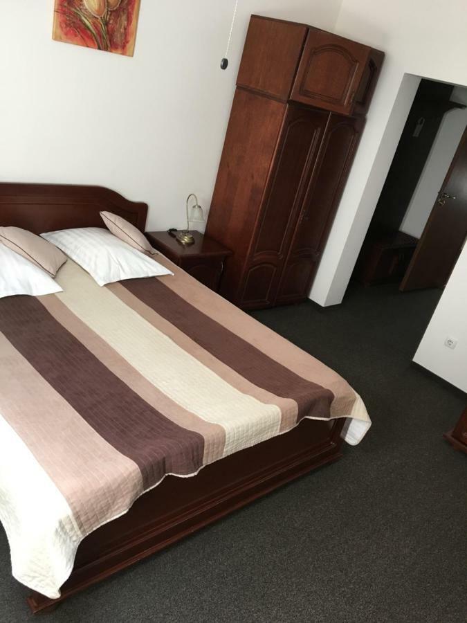 Hotel Restaurant La Conac Botiz المظهر الخارجي الصورة