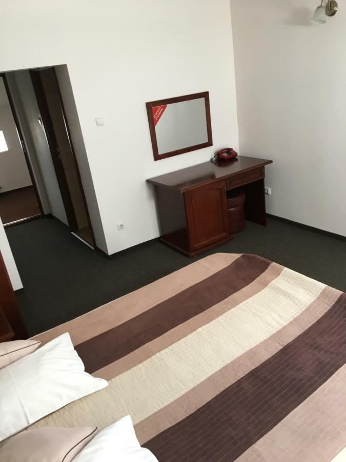 Hotel Restaurant La Conac Botiz المظهر الخارجي الصورة