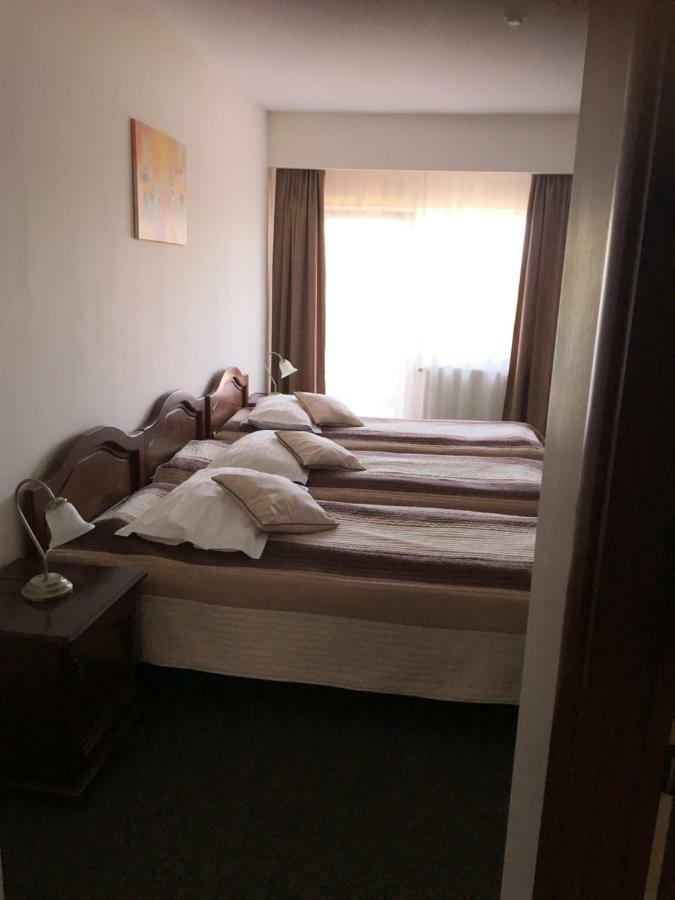 Hotel Restaurant La Conac Botiz المظهر الخارجي الصورة